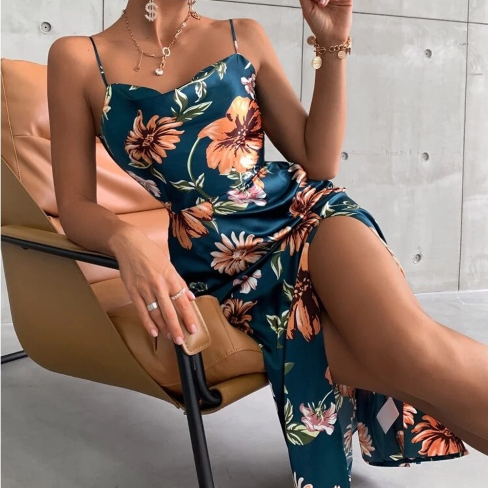 As seen on love is blind 🤩🤩 Silky teal floral midi dress with slit
